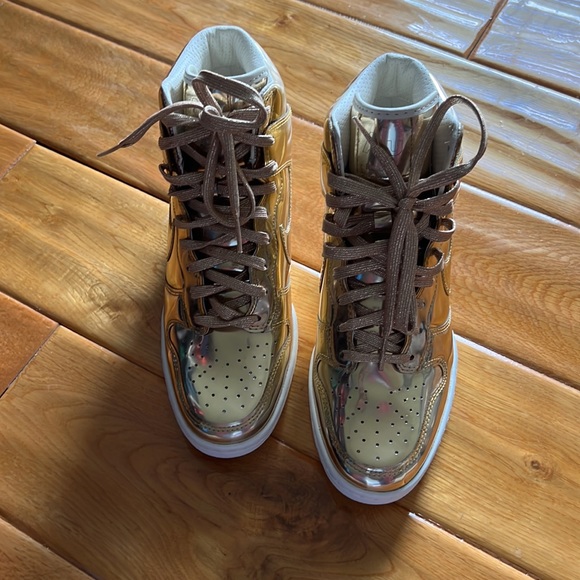 Nike Sky High Dunk Liquid Gold Wedges - Picture 2 of 3
